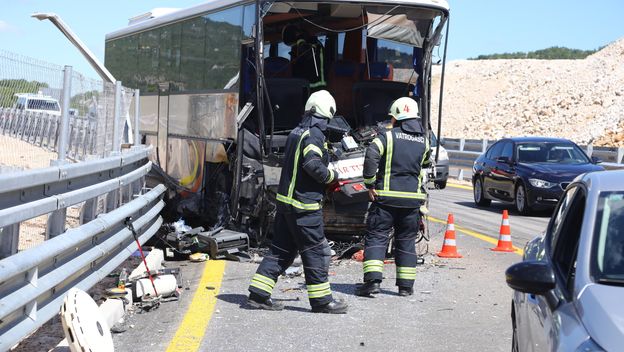 Prometna nesreća u kojoj su na autoputu sudjelovala dva autobusa - 14