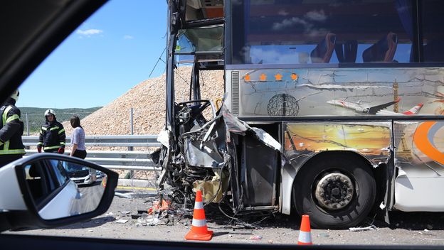 Prometna nesreća u kojoj su na autoputu sudjelovala dva autobusa - 16