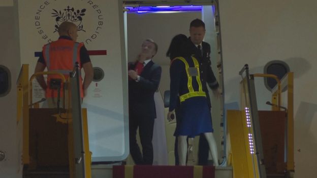 Brigitte Macron Emmanuela Macrona odgurnula rukom