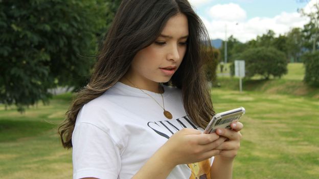 Tinejdžerica na mobitelu