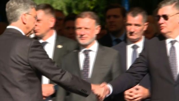 Susret i rukovanje predsjednika Zorana Milanovića i premijera Andreja Plenkovića u Okučanima