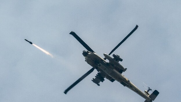 AH-64 Apache ispaljuje raketu Hellfire