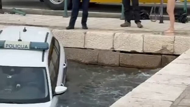 Policijski automobil završio u moru