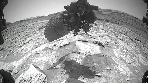Rover Curiosity s komadom stijene na svrdlu