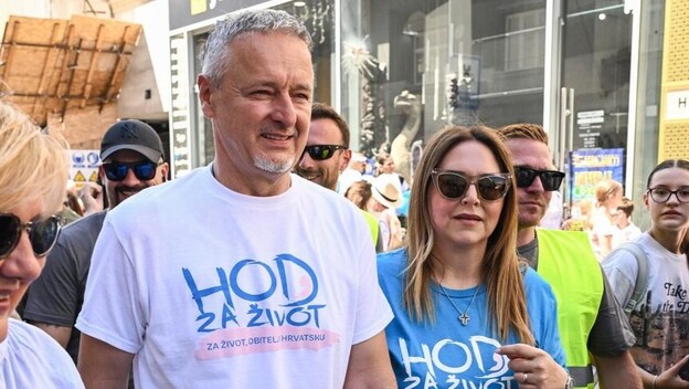 Marko Perković Thompson i supruga Sandra na Hodu za život - 3