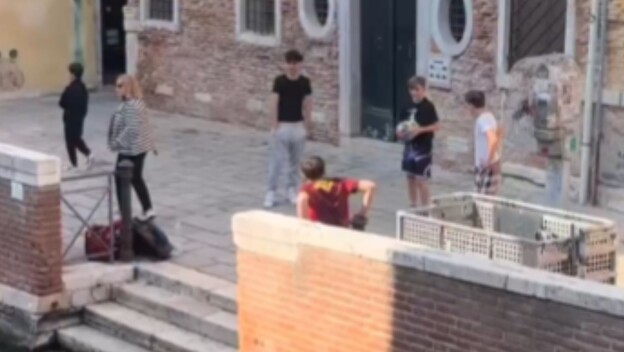 Igranje nogometa u Veneciji pored kanala