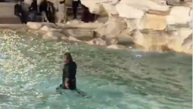 Čovjek u Fontani di Trevi