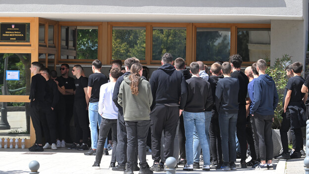 Učenici se opraštaju od ubijenog Luke - 4