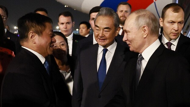 Wang Yi i Vladimir Putin
