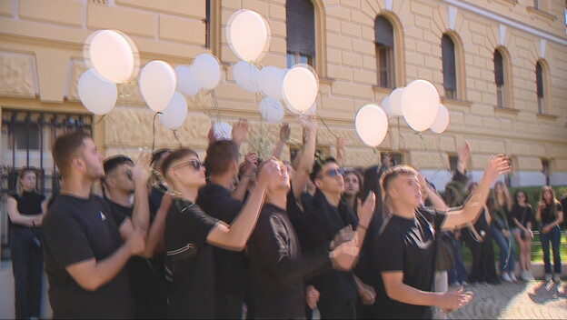 Maturanti odali počast stradalom kolegi
