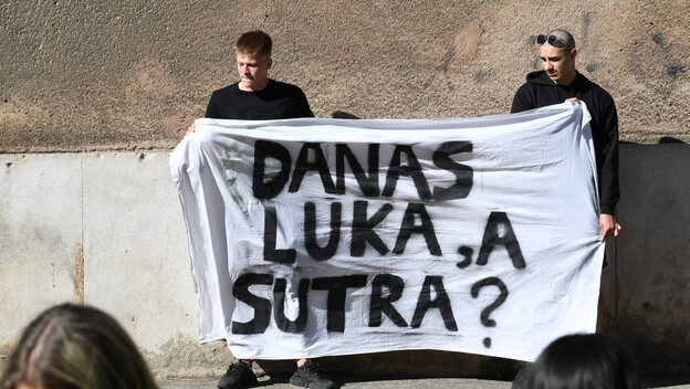 U čast ubijenog Luke Milovca maturanti ispred suda održali 19 minuta šutnje