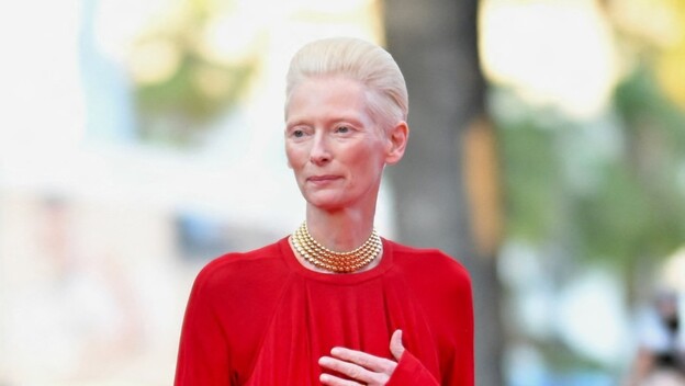 Tilda Swinton u Chanelovoj crvenoj haljini u Cannesu 2026.
