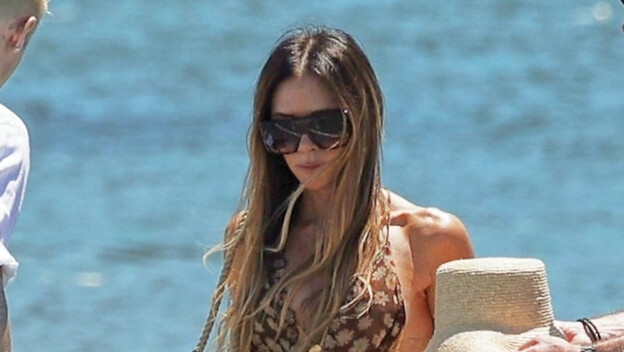 Victoria Beckham u natikačama modne kuće Hermes i maksi haljini - 3