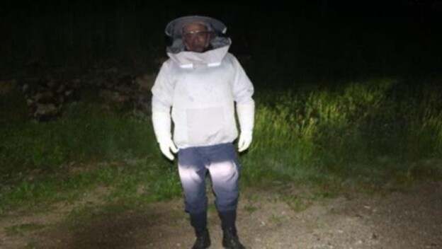Policajac u pčelarskom odijelu