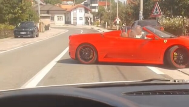 Ferrari koji izlazi s parkinga