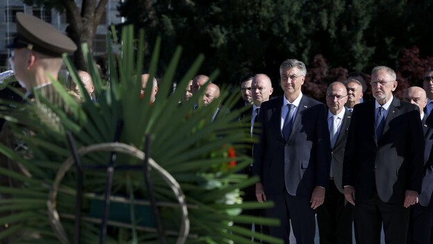 Andrej Plenković i članovi Vlade položili vijence u znak obilježavanja Dana državnosti