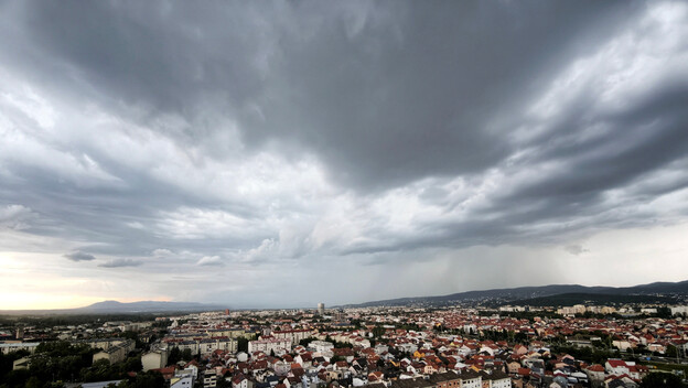 Olujni oblaci nad Zagrebom