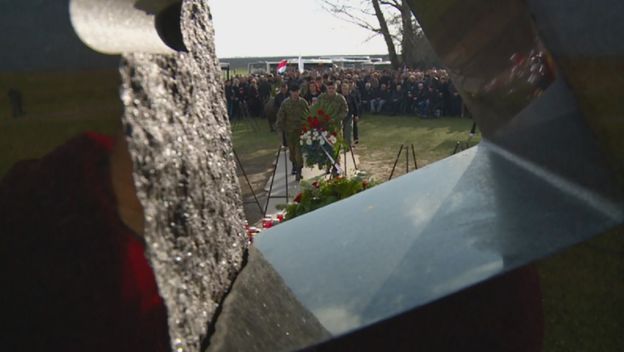 Polaganje vijenaca na spomen-obilježje (Foto: Vijesti u 14h)