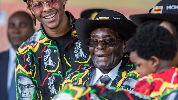 Rober Mugabe Jr. sa svojim ocem (Foto: AFP)