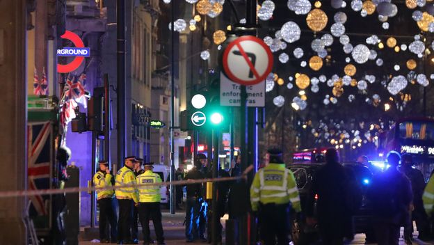 Londonska policija ispred stanice londonskog metroa (Foto: AFP)