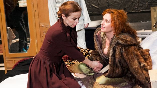 Alma Prica i nina Violić u predstavi 'Tri zime'