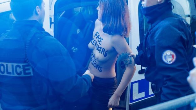 Žena golih grudi s natpisom Femen istrčala pred kolonu Donalda Trumpa (Foto: AFP) - 7
