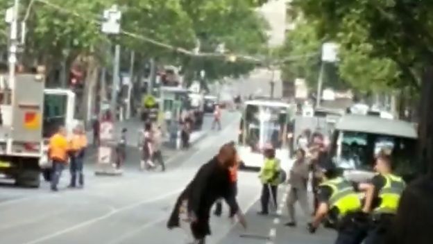 Napadač u sukobu s policijom u Melbourneu (Foto: AFP/Chris Newport via Instagram)