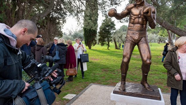 Spomenik Mati Parlovu u Fažani