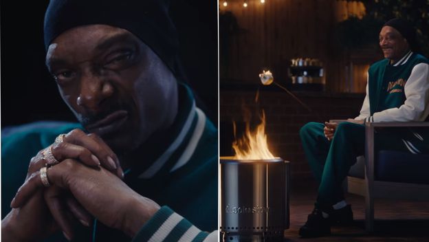 reper Snoop Dogg ispred vatre sjedi i gleda u kameru