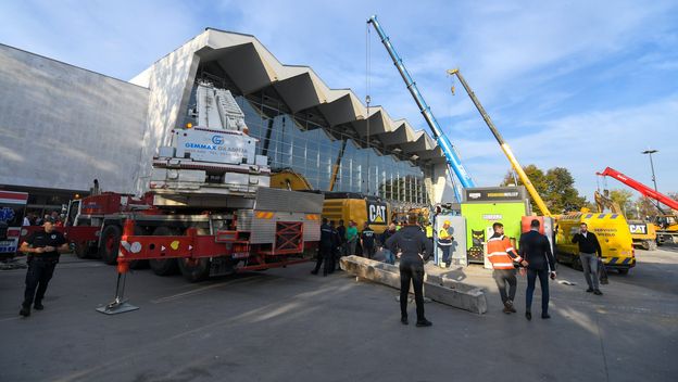 Urušena nadstrešnica željezničkog kolodvora u Novom Sadu