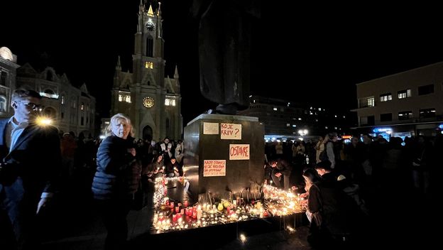 Građani Novog Sada pale svijeće za poginule