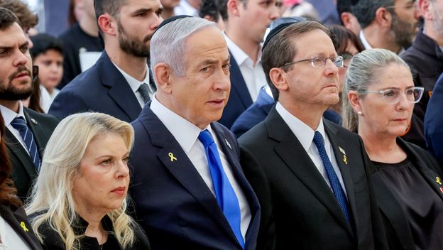 Benjamin Netanyahu sa suprugom Sarom na memorijalnom skupu za Izraelce otete u napadu Hamasa 7. listopada 2023.