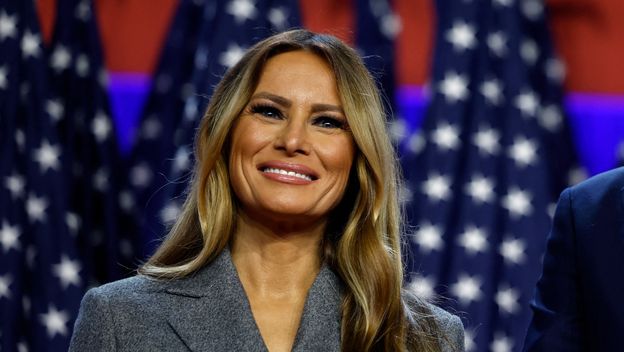 Melania Trump u sivom kostimu i crnim štiklama - 5