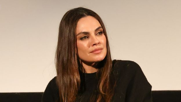 Mila Kunis u udobnim crnim gležnjačama - 3