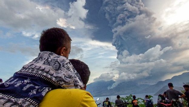 Stanovnici Indonezije gledaju erupciju vulkana