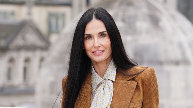 Demi Moore u Gucci trapericama, sakou i bluzi u Londonu - 2