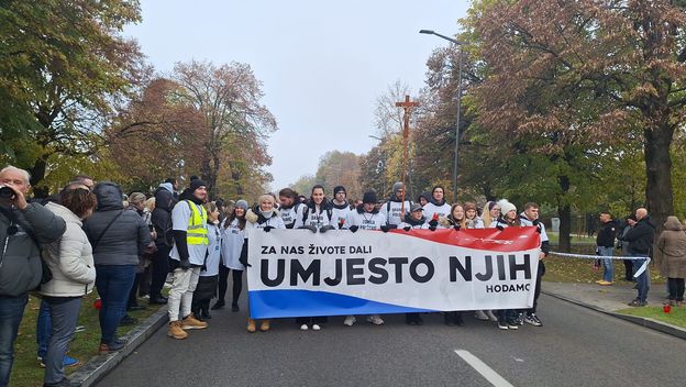 Građani u Vukovaru u majicama s imenima poginulih