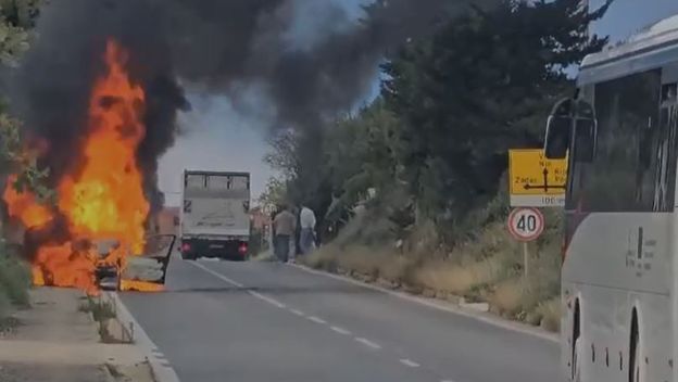 Vozilo se zapalilo na cesti prema Zadru