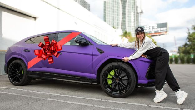 Pjevačica Shakira i ljubičasti Lamborghini Urus na poklon