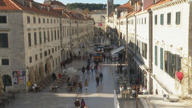 Zakup adventskih kućica na Stradunu