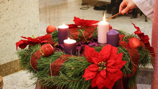 Adventski vijenci ukrašeni cvijećem