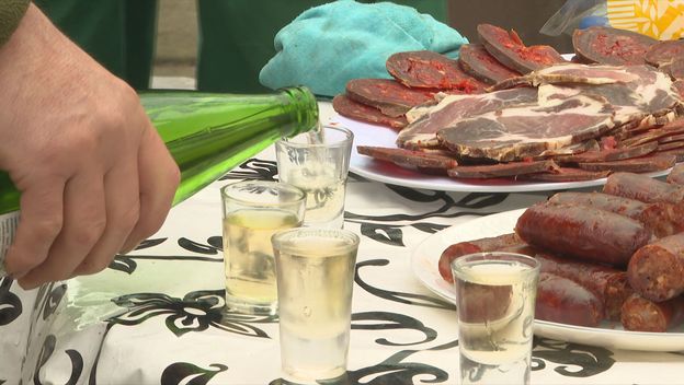 Stol s hranom i pićem