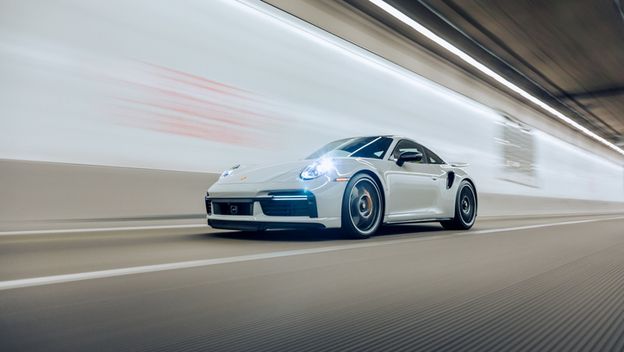 Porsche u tunelu