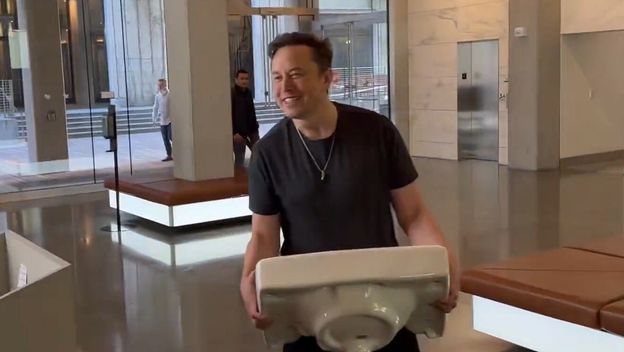 Elon Musk s umivaonikom u bivšem sjedištu Twittera
