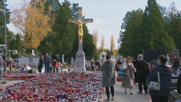 Vjernici na groblju na Dušni dan - 3