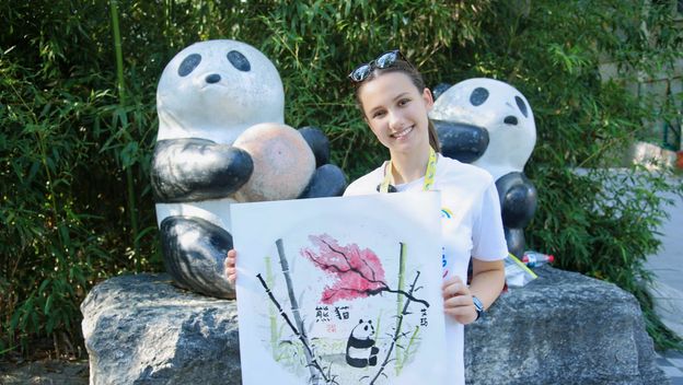 Trinaestogodišnja Ema Dujmović iz Samobora je mlada autorica, likovna umjetnica, spisateljica, humanitarka te autorica stihova i glazbe pjesama koju je pisala za svjetsko prvenstvo u Kini - 14