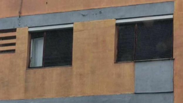 Neobični izum ispred prozora zgrade