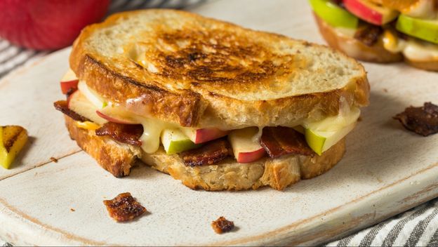 Topli sendvič sa sirom, špekom i jabukom