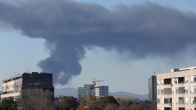 Oblak crnog dima uslijed požara u Svetoj Nedelji vidi se i u Zagrebu - 3