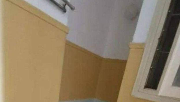 Neobično postavljena kada u kupaonici